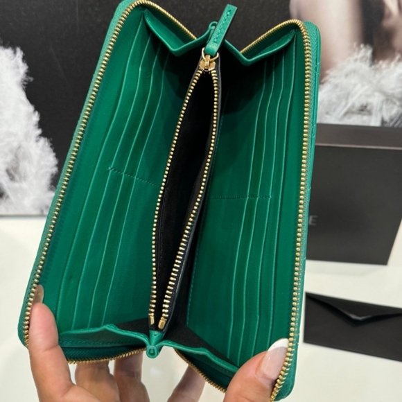 Versace Quilted Zipper Wallet/ BNWT/ GORGEOUS 😍 - Picture 9 of 9